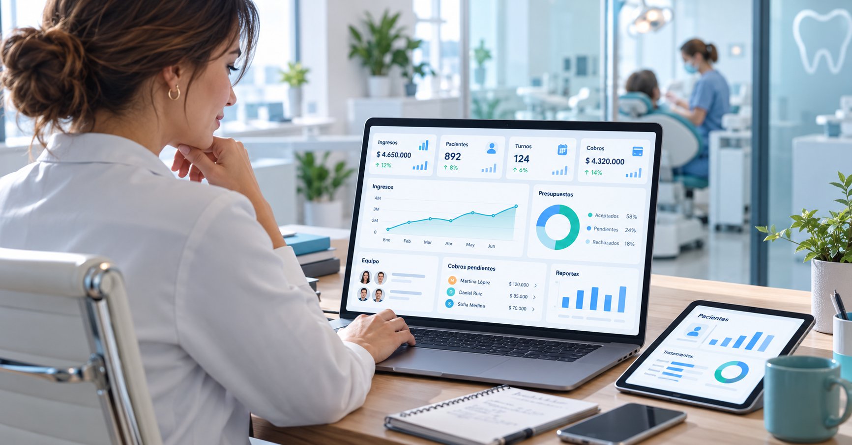 Profesional de una clínica odontológica revisando en una computadora un panel con indicadores de ingresos, turnos y presupuestos
